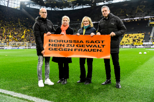 BVB Zonta im Stadion mit Banner skal 300x200